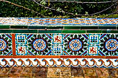 L'Alcazar di Siviglia, decorazioni del giardino con mattonelle policrome in stile mudejar 