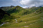 Austria Alti Tauri, escursione dal Salm Hutte a Heiligenblutt.  Il sentiero percorre il fondo della Leitertall. Da qui la vista verso la testa della valle. 