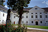 Austria, Carinzia.In bici da Feldkirken al lago di Ossiach. Il monastero di Ossiach ed il suo cortile.