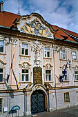 Austria, Carinzia. In bici da S. Veit al Castello di Hochosterwitz. La piazza principale di St Veit e municipio del XV sec.