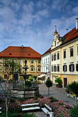 Austria, Carinzia. In bici da S. Veit al Castello di Hochosterwitz. La piazza principale di St Veit e municipio del XV sec.