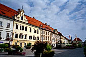 Austria, Carinzia. In bici da S. Veit al Castello di Hochosterwitz. La piazza principale di St Veit e municipio del XV sec.