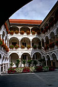 Austria, Carinzia. In bici da S. Veit al Castello di Hochosterwitz. La piazza principale di St Veit e municipio del XV sec.