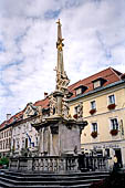 Austria, Carinzia. In bici da S. Veit al Castello di Hochosterwitz. La piazza principale di St Veit e municipio del XV sec.
