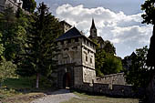 Austria, Carinzia. In bici da S. Veit al Castello di Hochosterwitz. La rocca di Osterwitz. Khevenhullertor.  