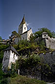 Austria, Carinzia. In bici da S. Veit al Castello di Hochosterwitz. La rocca di Osterwitz. Il nono portone e la cappella circondata dai bastioni. 