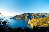 La costa occidentale di Cap Corse rivolti a nord, dal belvedere del paese di Pino.