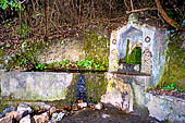 Fontana di pietra sul sentiero che scende alla Girolata. 