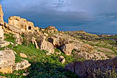 Agrigento, la valle dei templi, gli arcosoli bizantini e  il tempio di Era Lacinia (Giunone) sullo sfondo 