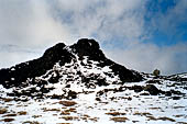 Etna, Monte Nero degli Zappini. Un hornitos la caratteristica strutture creata da gas che fuoriescono dalla colata sottostante 