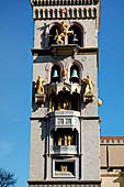 Messina - Il Duomo, le statue del campanile (dall'alto verso il basso): il leone col simbolo di Messina, il gallo simbolo del risveglio, le Dee della protezione delle campane, il Santuario di Montalto 