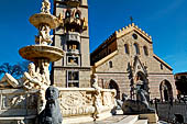 Messina - La fontana di Orione (XVI sec.) con il Duomo sullo sfondo 