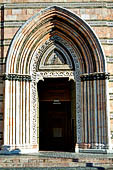 Messina - Il Duomo, portale laterale in stile gotico. 