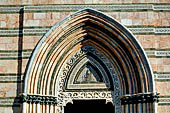 Messina - Il Duomo, portale laterale in stile gotico. 