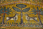Palermo - Palazzo dei Normanni. Sala di Ruggiero, particolare dei mosaici rappresentati scene di daccia.