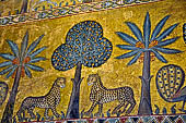 Palermo - Palazzo dei Normanni. Sala di Ruggiero, particolare dei mosaici rappresentati scene di daccia.