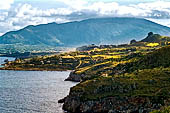 La riserva dello Zingaro, Il sentiero a cala Capreria nella prima parte del tracciato. Sullo sfondo il monte Inici. 