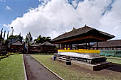 Pura Ulun Danu Bratan - Bali. Secondary courtyard to the north of the complex.