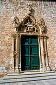 Dubrovnik, Monastero francescano, portale gotico del 1498