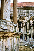 Spalato, Palazzo di Diocleziono, particolare del colonnato del peristilio 
