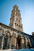 Spalato, Palazzo di Diocleziano, il campanile romanico della cattedrale di S. Doimo si erge sul colonnato orientale del Peristilio. 