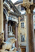Spalato, Palazzo di Dioclezioano, i leoni stilofori della cattedrale guardano verso il peristilio. 