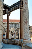 Spalato, Palazzo di Diocleziano, colonne che circondano l'esterno del mausoleo.