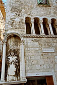Spalato, oltre la porta ferrea, palazzo Ciprianis Benedetti (1394), edicola con la statua di S. Antonio Abate.