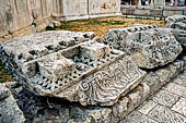 Spalato, Palazzo di Diocleziano, resti del fregio ai piedi del mausoleo.