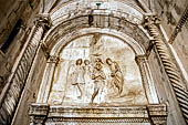 Trogir, la cattedrale. Particolare dell'l ingresso al battistero.