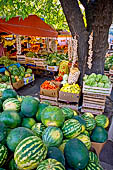 Trogir, il mercato che si tiene davanti l'igresso della cittadina.