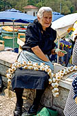 Trogir, il mercatino lungo il canale settentrionale.
