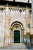 Trogir, il portale romanico del 1123 lungo il fianco della cattedrale sulla piazza principale.