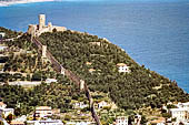 Sentiero da Noli a Varigotti. Il castello di Monte Ursino a Noli.