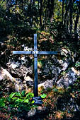 Versante al lago del Grignone -  'via crucis' lungo il sentiero nel vallone del torrente Brentalone, espressione della diffusa religiosit popolare. 