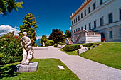 Bellagio, villa Melzi. Sul piazzale antistante la villa le statue marmoree di Meleagro e di Apollo