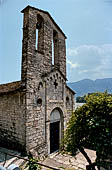 Lago di Como - Chiesa di S. Giacomo (XI - XII sec) Ossuccio. La facciata col caratteristico campanile a vela. 
