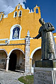 Izamal - Convento de San Antonio de Padua (XVI c), the statue commemorating Pope John Paul II visit to Izamal in 1993.