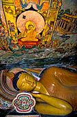 Mulkirigala cave temples - The cave of the second terrace, reclined Buddha image. 