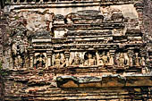 Polonnaruwa - The Lankatilaka.  Architectonic details of the wall decoration.