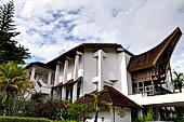 Rantepao - Hotel architecture recalling the traditional tongkonan