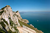 Il lato orientale a picco della Rocca di Gibilterra, in primo piano la Signal Hill Battery. 