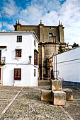 Ronda, la Ciudad. Dalla piazzetta si intravede l'ingresso orientale della iglesia de Santa Maria la Mayor. 