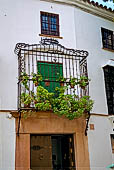 Ronda, la Ciudad. Le caratteristiche inferriate alle finestre. 