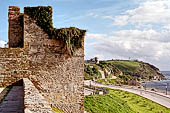 Tarifa, il mirador da Piazza Santa Maria e la torre del Miramar parte delle antiche mura della citt. 