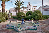 Tarifa, Piazza Santa Maria con la fontana delle rane. 
