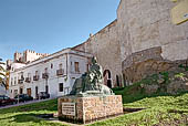 Tarifa, monumento di re Sancho IV ai piedi della Torre di Guzman. 