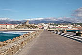 Tarifa - La strada che collega Punta de Tarifa alla terraferma, in direzione nord, a destra il mar Mediterraneo e a sinistra l'oceano Atlantico. 
