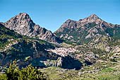 Il paese di Grazalema adagiato tra i picchi della Sierra del Pinar. 