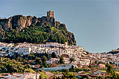 Zahara de la Sierra, sotto le rovine del castello sul Penon Rodado. 